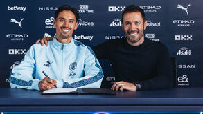 Reijnders com Hugo Viana, diretor desportivo do Manchester City