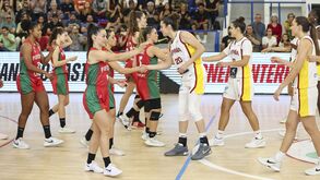 Basquetebolistas de Portugal e Espanha cumprimentam-se antes do jogo
