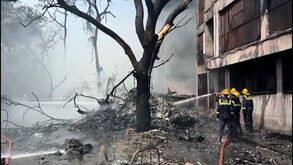 Bombeiros combatem incêndio após queda de avião com mais de 240 pessoas a bordo