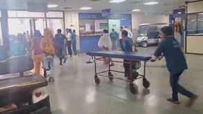 Caos em hospital de Ahmedabad após queda de avião com mais de 240 passageiros 