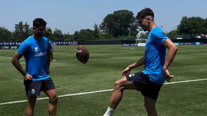 Gabri Veiga e Alan Varela numa batalha de toques com uma bola de... futebol americano