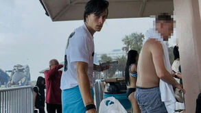 A chuva não perdoa: Aursnes e Carreras estavam na praia e de repente... tiveram que se abrigar