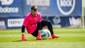 Gonçalo Ribeiro, guarda-redes do FC Porto, treina no relvado