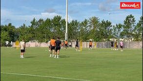 Jogadas testadas e… Dahl às turras com colete: Benfica segue preparação do jogo com o Boca Juniors