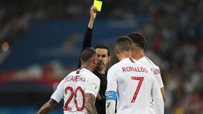 Árbitro Cesar Ramos confrontado pelos jogadores portugueses