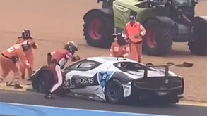 Surreal: piloto desata aos murros a carro de adversário após acidente em Le Mans