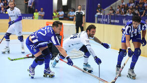 Os jogadores de FC Porto e OC Barcelos em ação