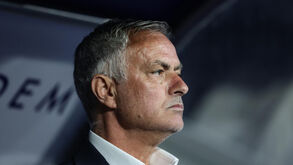 FC Porto vende avançado ao Santa Clara, Mourinho tem nova equipa técnica no Fenerbahçe e Real Madrid 'amarra' defesa com cláusula astronómica