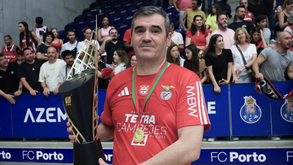 Norberto Alves posa com o troféu de campeão nacional
