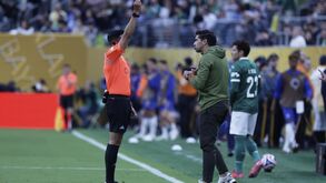Abel Ferreira irritado com o quarto árbitro