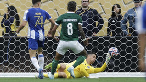 Guarda-redes portista evita golo de Richard Rios em jogo com o Palmeiras