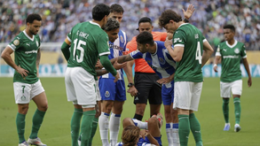 Rodrigo Mora no relvado após sofrer falta no Palmeiras-FC Porto