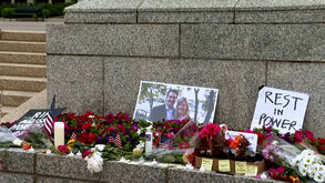Flores, velas e bilhetes em memorial de homenagem à congressista morta a tiro nos EUA 