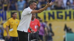 Bruno Lage gesticula durante jogo de futebol.

