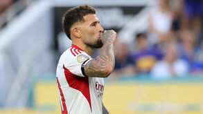 Otamendi marca contra o Boca Juniors e salva o Benfica num jogo de desinspiração