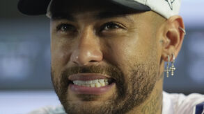 Pai de Neymar 'atira-se' aos críticos do filho: «As lesões não acontecem por sair com mulheres...»