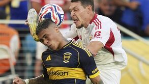 Belotti atingiu Ayrton Costa na cabeça e viu o vermelho direto no Boca Juniors-Benfica