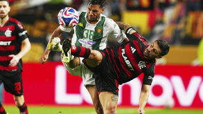 De Arrascaeta (Flamengo) e Khalil Guenichi (Esperánce)