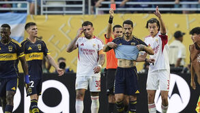 Árbitro mostra cartão vermelho durante jogo entre Benfica e Boca Juniors