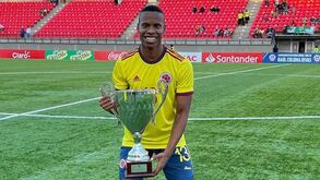 Notícia Record: Médio colombiano Gian Cabezas reforça Alverca