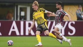 Julian Brandt e Matheus Martinelli disputam a bola