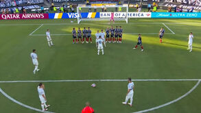 Guarda-redes do Monterrey pede à equipa para defender livre direto... com duas barreiras