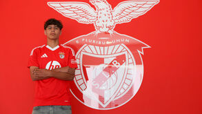 Central do Benfica posa com a camisola do clube
