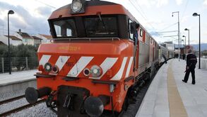 Locomotiva da CP na estação de trem