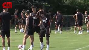 Bruma irritado no treino do Benfica: extremo reclama com jovem da formação