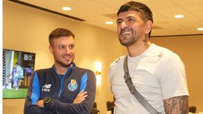 Cubillas e Lucho junto dos adeptos e da comitiva do FC Porto