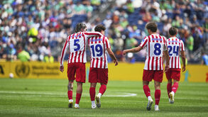 Jogadores do At. Madrid festejam frente ao Seattle Sounders