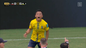 O que se passou aqui? Jogador do Auckland City de cabeça perdida com o médico... da própria equipa