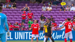 O lance que valeu cartão amarelo e que tira Carreras do jogo com o Bayern