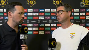 Adjunto de Lage dá a receita para a 2.ª parte do Benfica-Auckland: «Meter mais gente na área para ganhar duelos aéreos...»