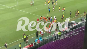 Depois da confusão, Kökçü distribuiu autógrafos pelos adeptos