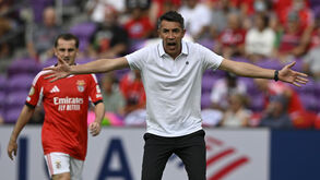 Roger Schmidt gesticula durante um jogo do SL Benfica