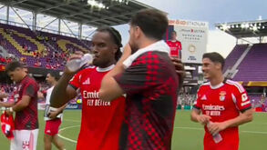 O momento em que Kökçü segredou ao ouvido de Renato depois da discussão acesa com Bruno Lage