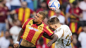 Jogo Los Angeles FC contra Espérance Tunis; lance disputa bola