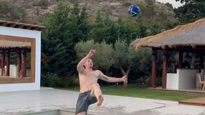 Duas almofadas na piscina, uma bola no ar e um golpe acrobático: Ibrahimovic não perdeu o jeito