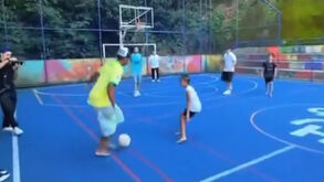 Descalço e com a camisola de Raphinha: Lamine Yamal joga futebol com crianças na favela da Rocinha