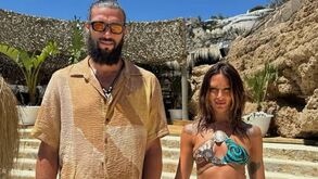 Bebedeira, discussão com a namorada e porta partida: Andy Carroll de férias na Grécia acaba na esquadra