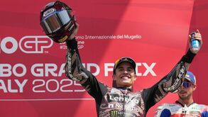 Marc Márquez celebra no pódio