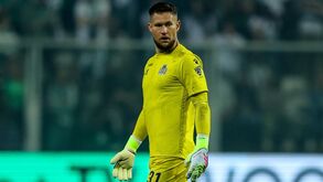 Tomás Vaclík em cima da mesa para a baliza do Alverca