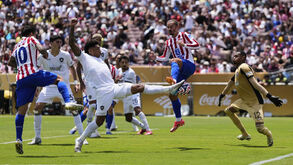 Os jogadores em ação durante o At. Madrid-Botafogo