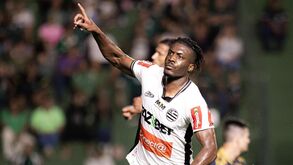 Rui Duarte e Ronaldo Tavares celebram vitória do Athletic sobre Goiás.
