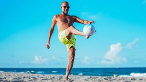 Guardiola dá toques na bola com os jogadores do Manchester City numa praia na Florida 