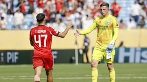 Tiago Gouveia e Trubin cumprimentam-se no final do Benfica-Bayern