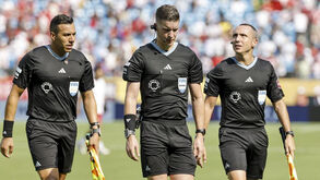 François Letexier (ao centro) foi o árbitro principal do Benfica-Bayern Munique