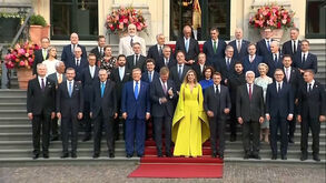 Apertos de mão e sorrisos: o antes e depois da foto de grupo dos reis da Holanda e dos líderes da NATO