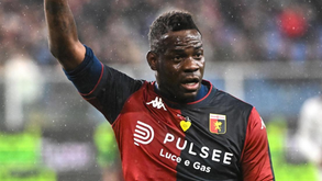 Otamendi revela que rejeitou propostas da Arábia, Balotelli oferece-se a equipa da 3.ª divisão espanhola e ex-guarda-redes do Sporting reforça Estrela